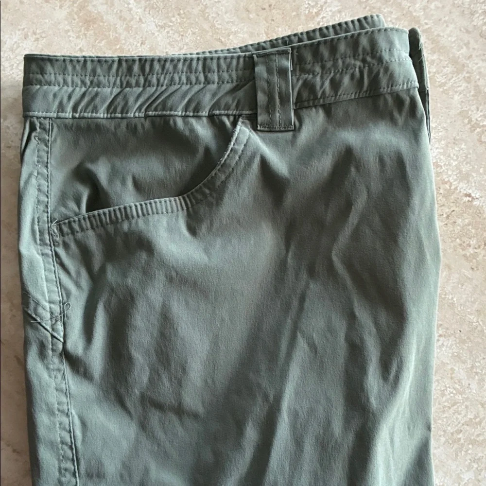Not For Sale. EDDIE BAUER Olive Green Casual Cropped Pants. 16